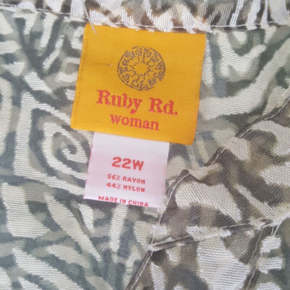 Ruby Rd.  Sheer print top. 22W. - Picture 6 of 9